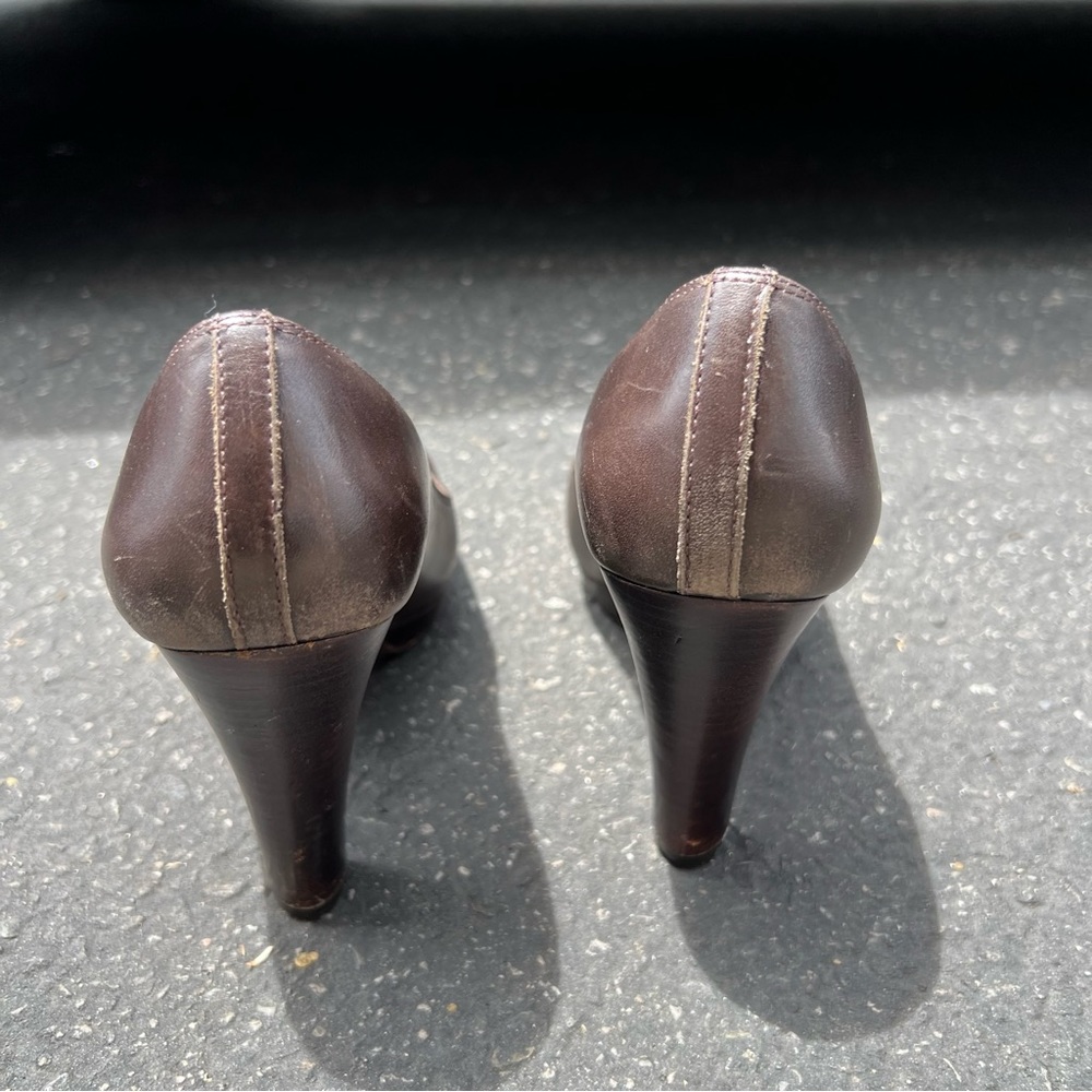 Tory Burch Betty Pump Brown Leather - Picture 2 of 11